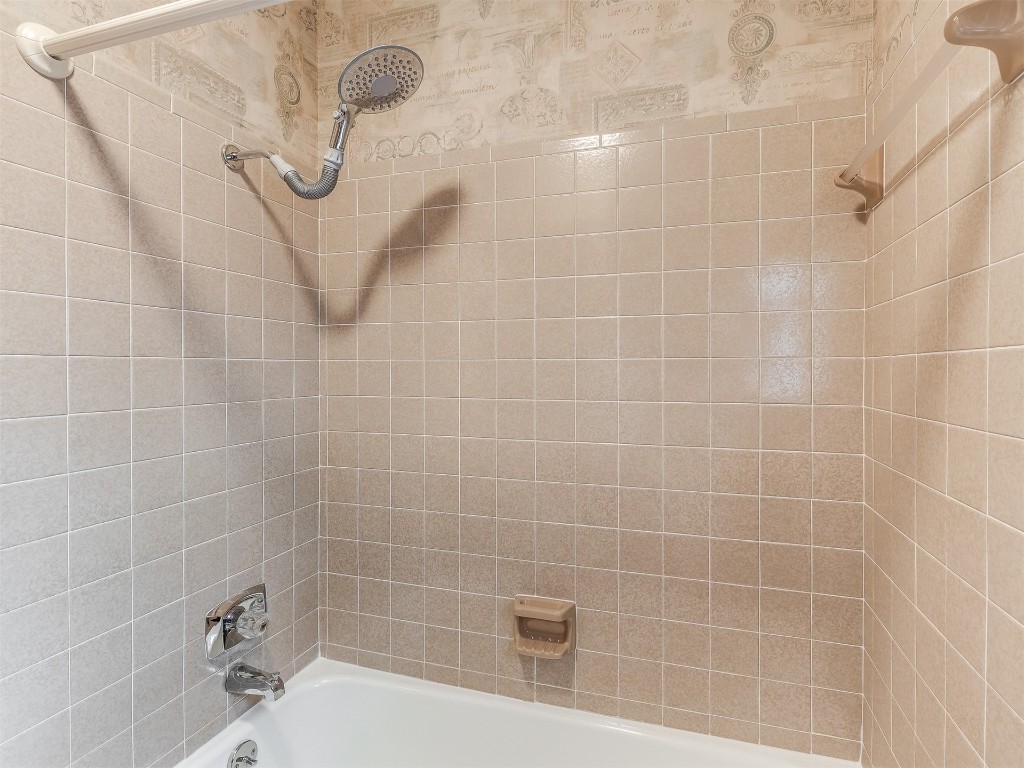9610 Warringer Court, Oklahoma City, OK 73162 bathroom with tiled shower / bath