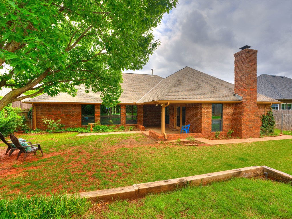 2501 Julies Trail, Edmond, OK 73012 ranch-style home featuring a front yard
