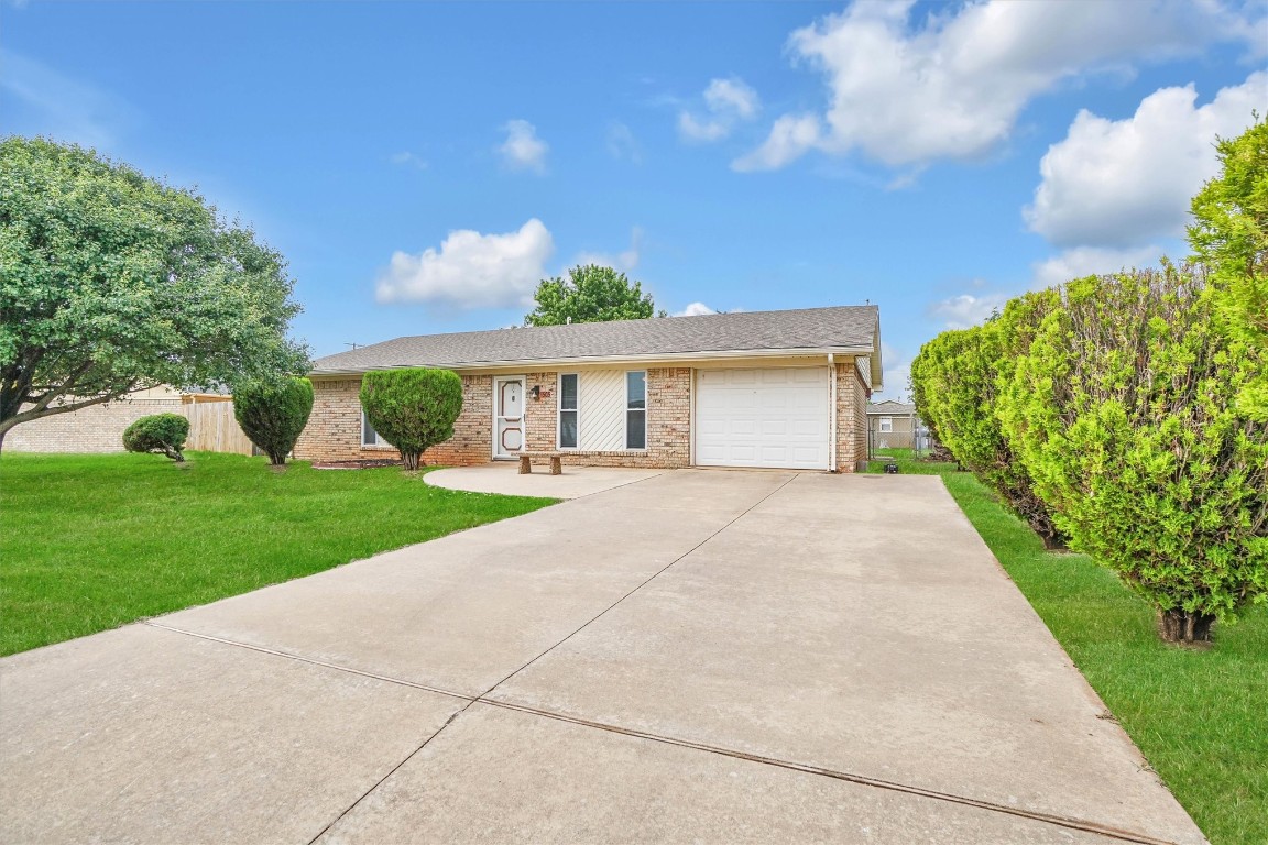 505 Libra Street, Altus, OK 73521 ranch-style home with a front lawn and a garage
