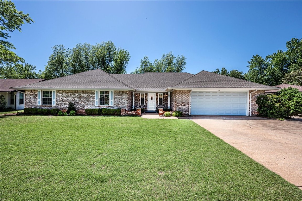 923 Rosebrier Court, Guthrie, OK 73044 ranch-style house with a garage and a front lawn