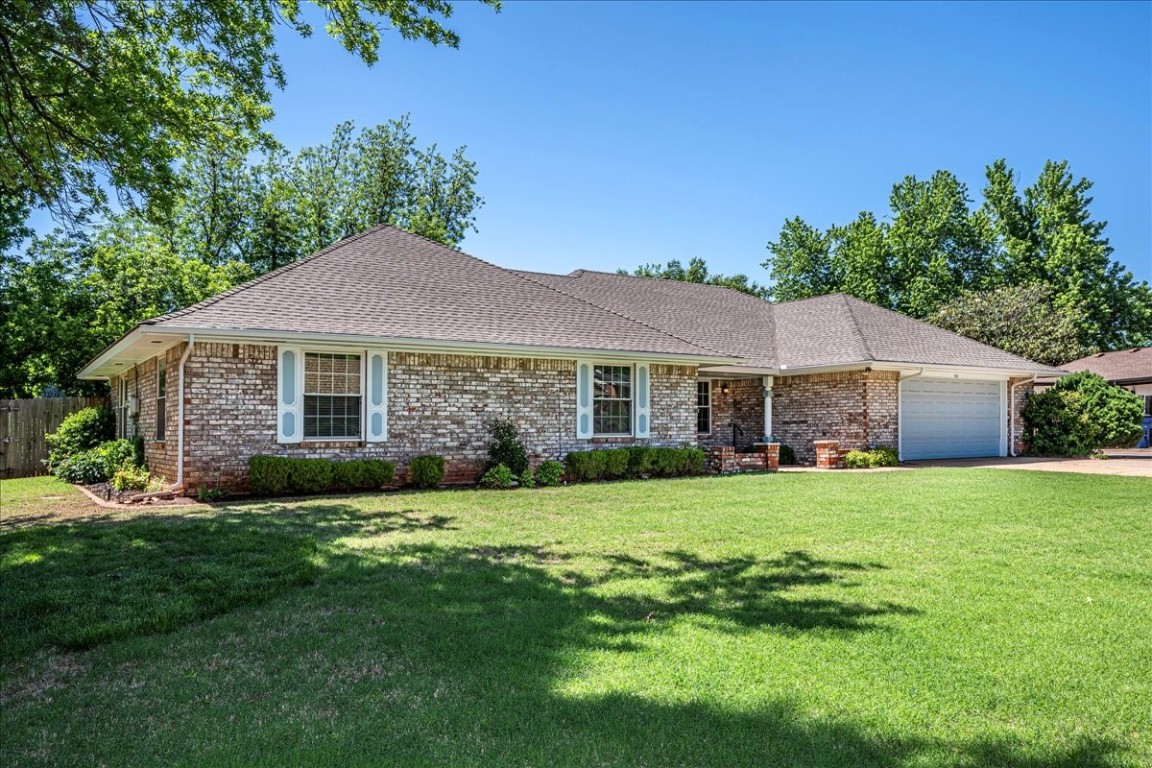 923 Rosebrier Court, Guthrie, OK 73044 ranch-style home with a front lawn and a garage