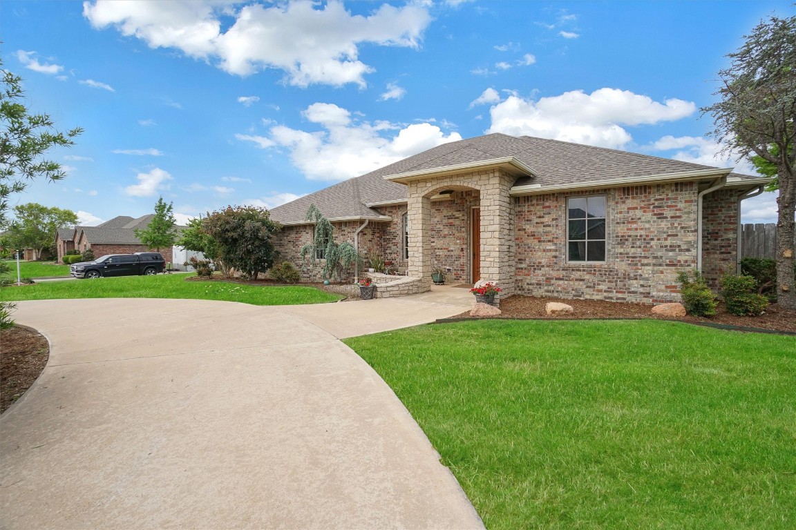 3901 Heritage Trail, Altus, OK 73521 view of front facade with a front yard
