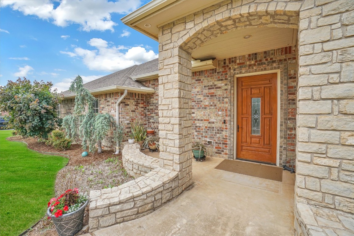 3901 Heritage Trail, Altus, OK 73521 entrance to property with a lawn