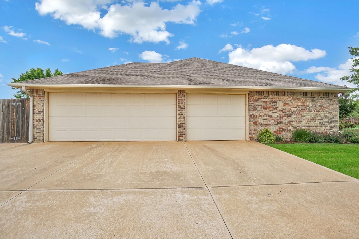 3901 Heritage Trail, Altus, OK 73521 exterior space with a garage