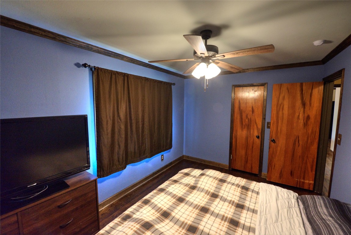 717 W Washington Street, Purcell, OK 73080 unfurnished bedroom featuring ceiling fan and dark hardwood / wood-style floors