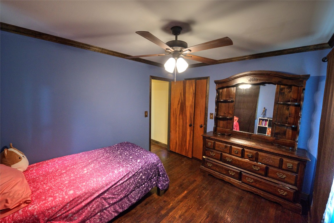 717 W Washington Street, Purcell, OK 73080 bedroom featuring ceiling fan, crown molding, and dark hardwood / wood-style flooring