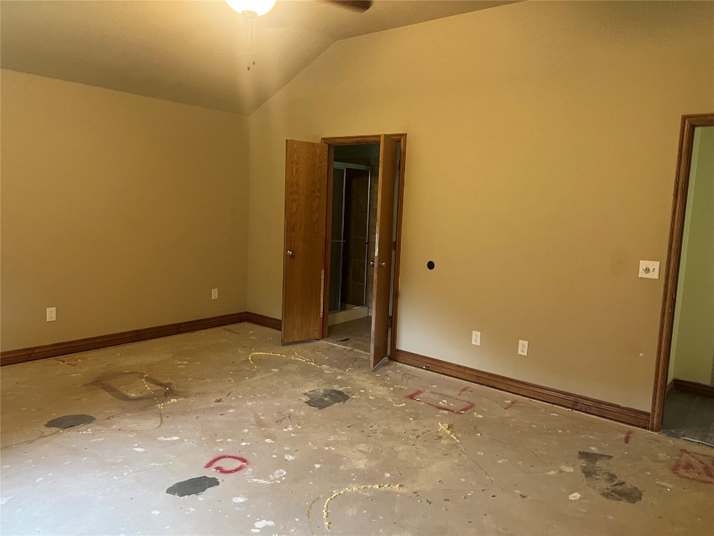 517 Hutton Road, Yukon, OK 73099 unfurnished room with vaulted ceiling and ceiling fan