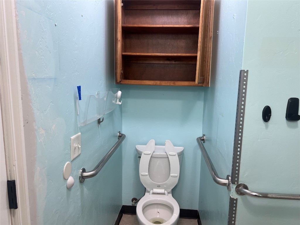 517 Hutton Road, Yukon, OK 73099 bathroom with toilet