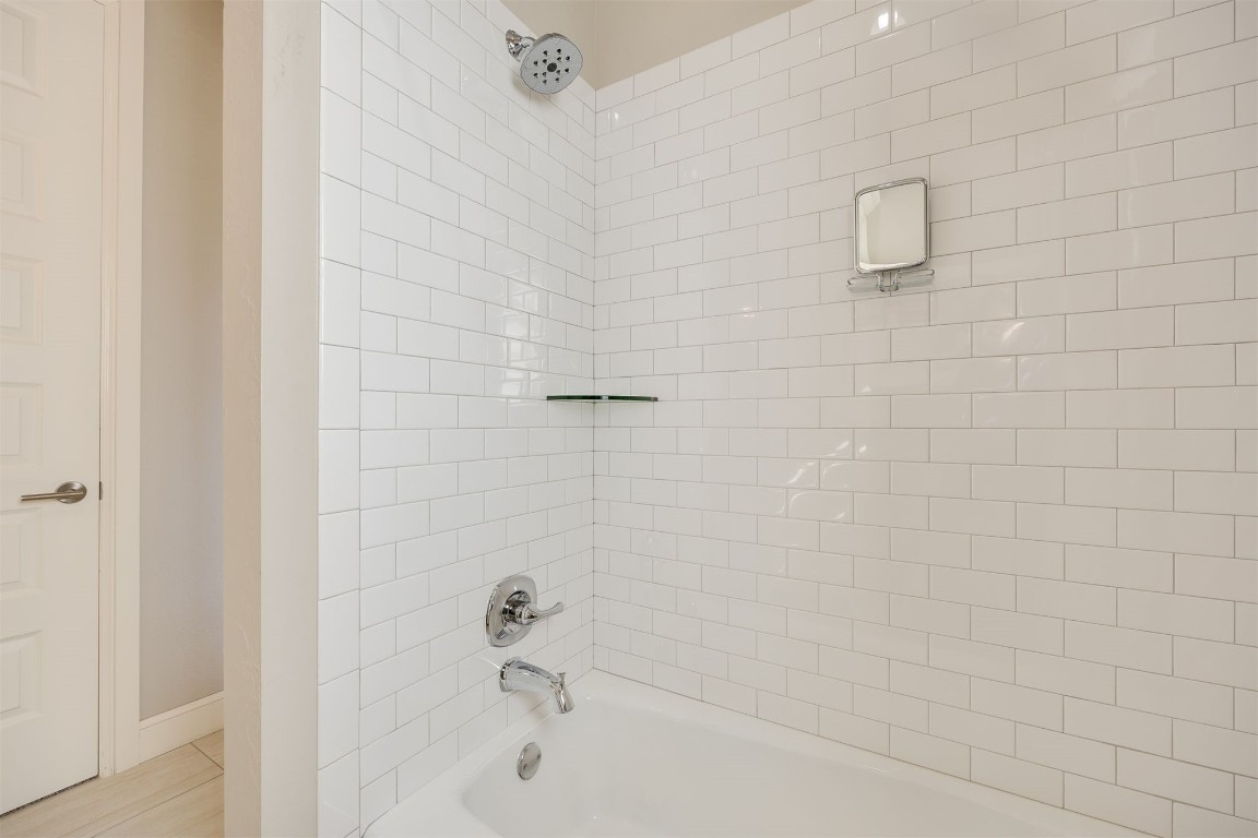 6332 Wentworth Drive, Edmond, OK 73025 bathroom with tiled shower / bath combo