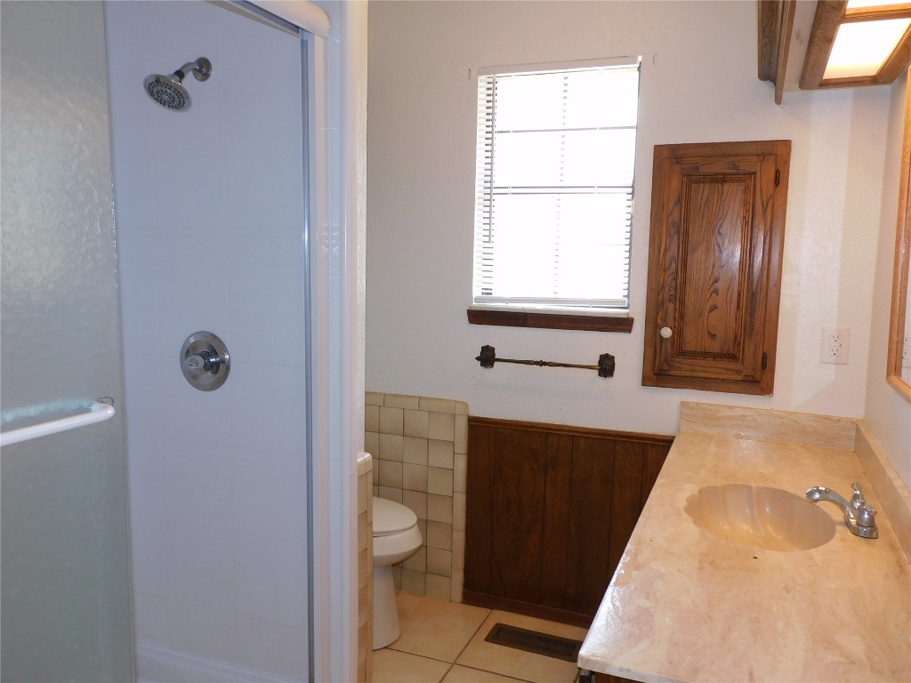 8212 Harvest Hills Road, Oklahoma City, OK 73132 bathroom featuring plenty of natural light, vanity, toilet, and a shower