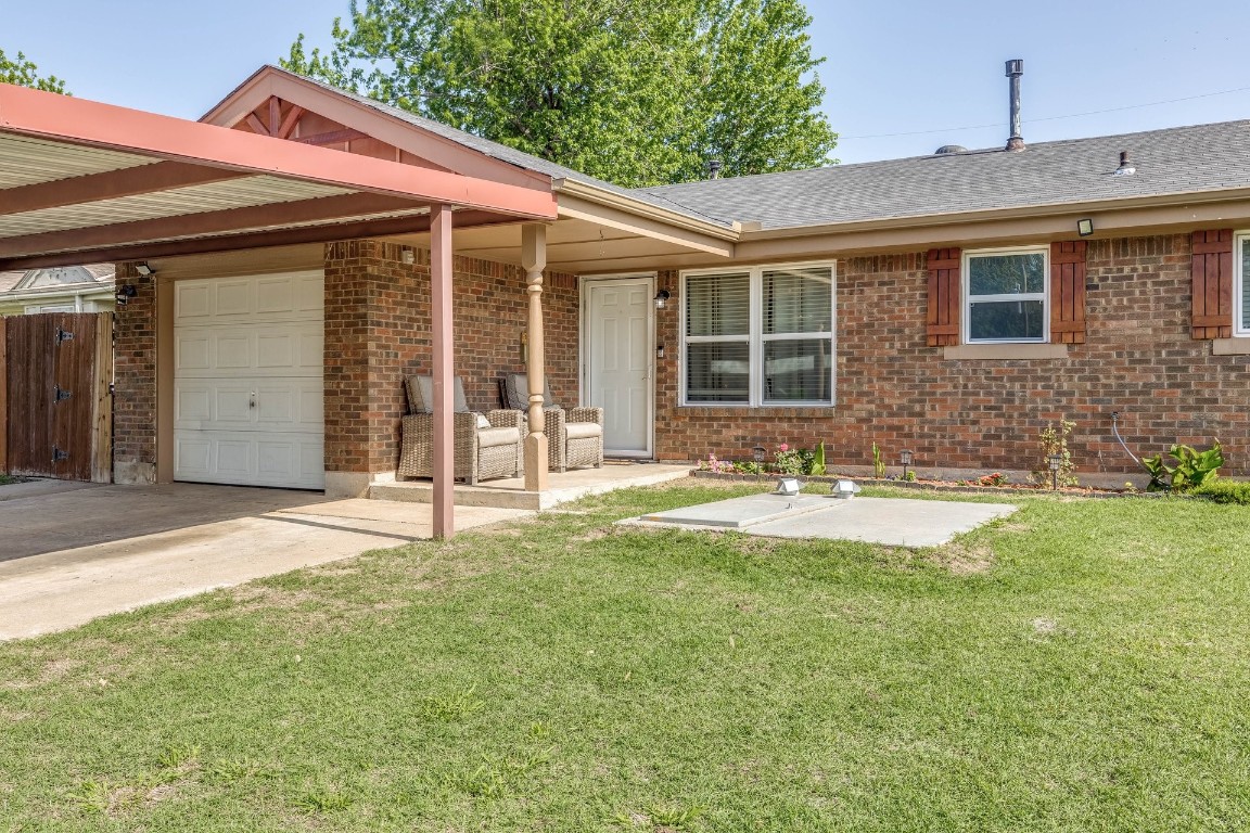2709 SW 65th Street, Oklahoma City, OK 73159 ranch-style home featuring a front lawn