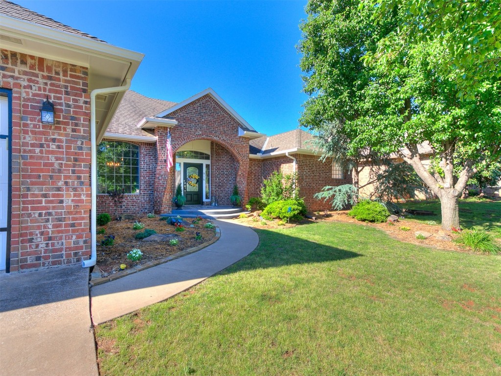 916 Hunters Pointe Road, Edmond, OK 73003 view of front of home featuring a front lawn