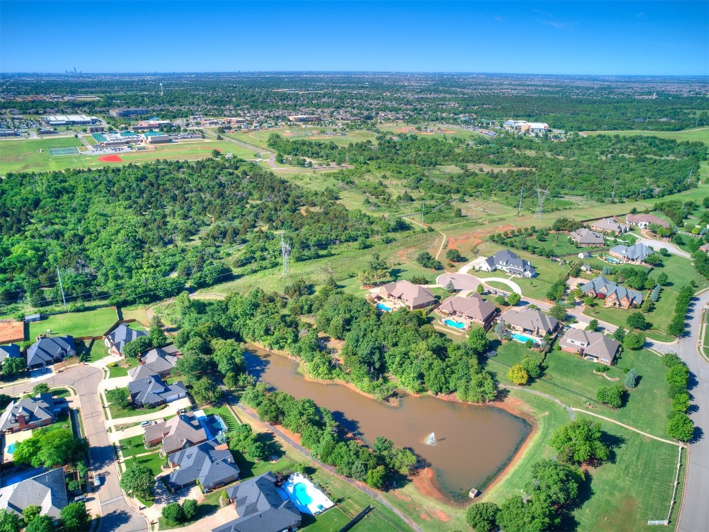 916 Hunters Pointe Road, Edmond, OK 73003 view of drone / aerial view