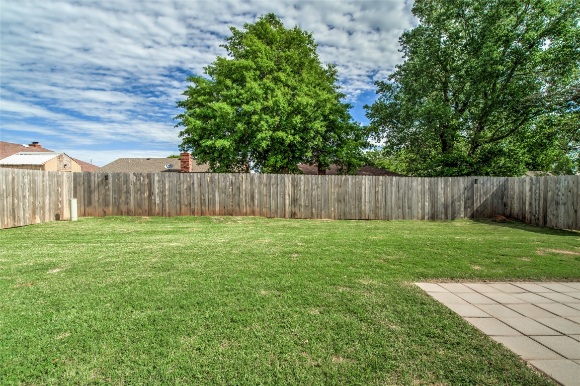 633 W Ava Drive, Mustang, OK 73064 view of yard