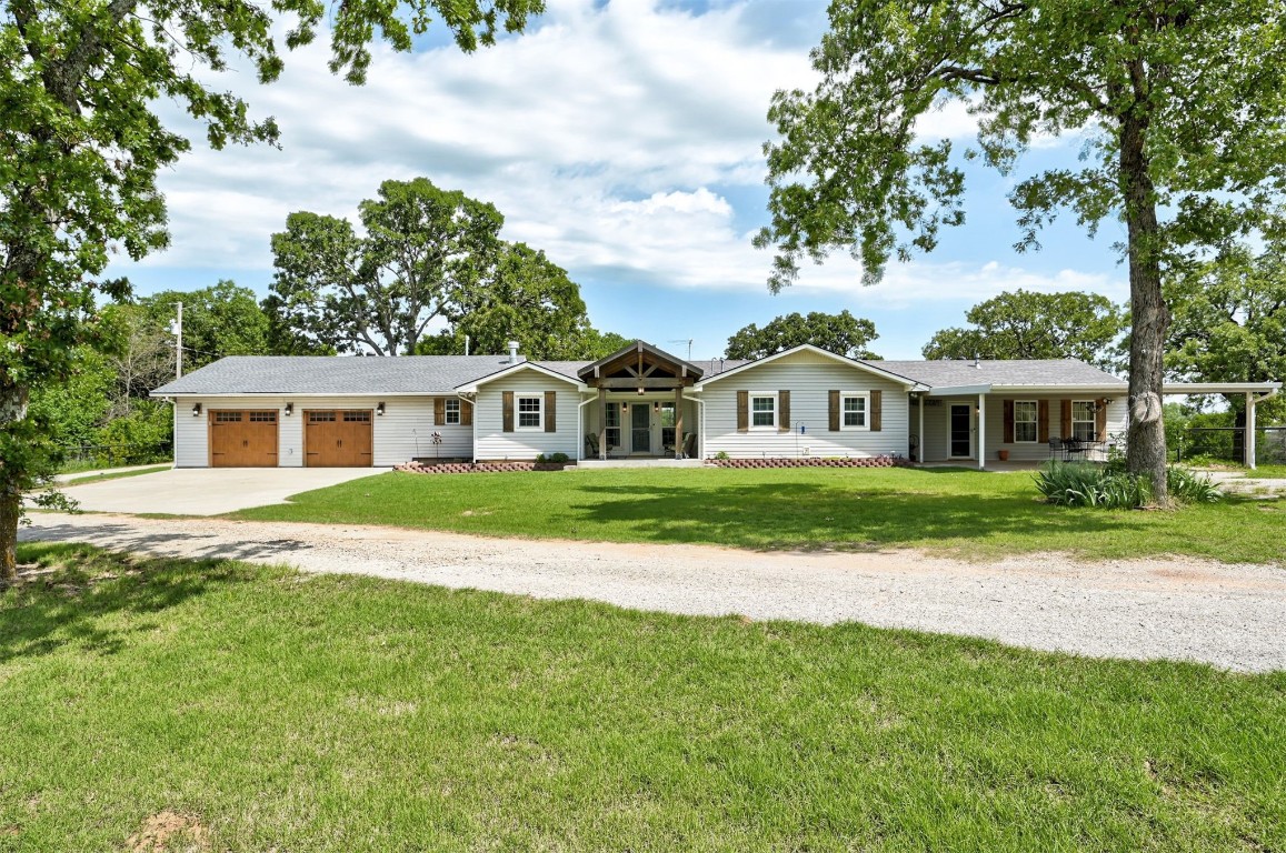 10315 E Post Oak Road, Noble, OK 73068 single story home featuring a garage and a front lawn