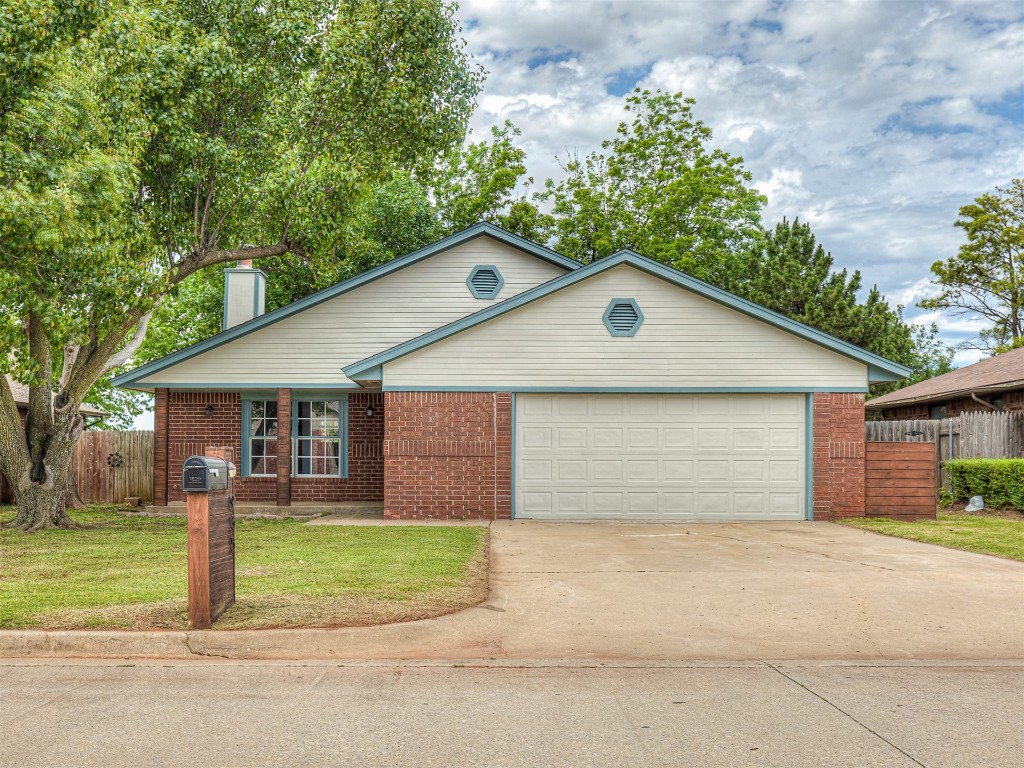 935 W Ridgehaven Way, Mustang, OK 73064 single story home featuring a front lawn and a garage