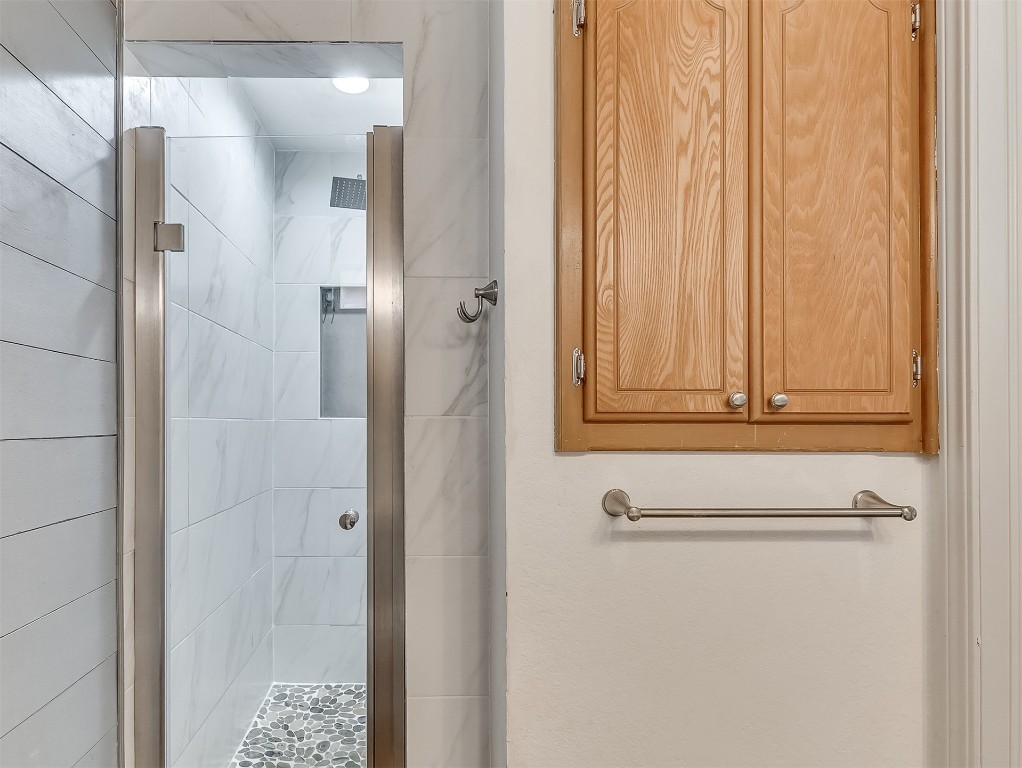935 W Ridgehaven Way, Mustang, OK 73064 bathroom with a shower with door