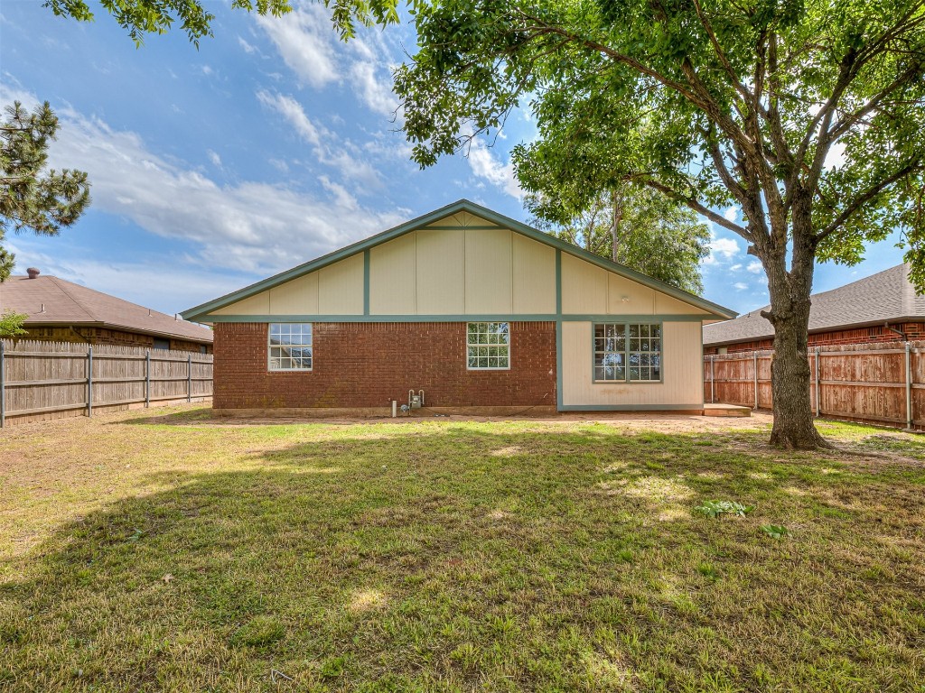 935 W Ridgehaven Way, Mustang, OK 73064 back of house with a lawn