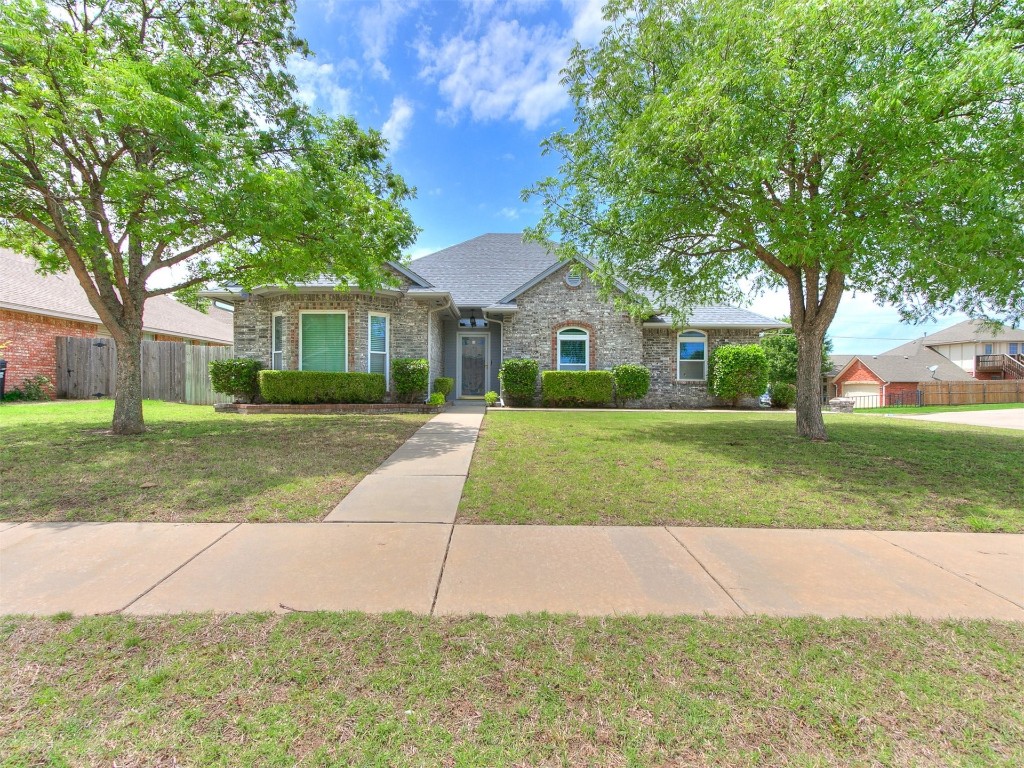 1400 NW 9th Street, Moore, OK 73170 ranch-style home featuring a front lawn