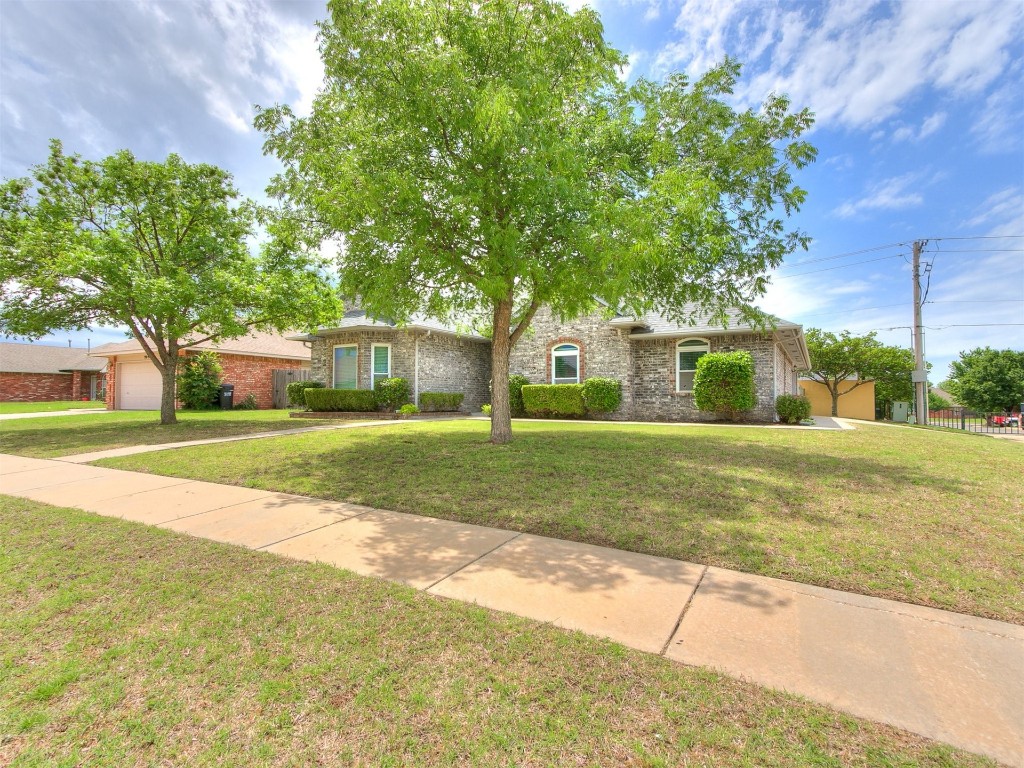 1400 NW 9th Street, Moore, OK 73170 ranch-style home featuring a garage and a front yard