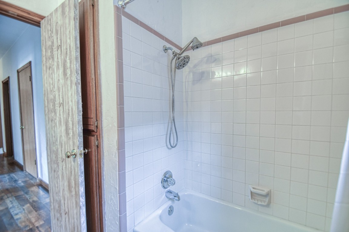 1725 Ryan Way, Edmond, OK 73003 bathroom featuring tiled shower / bath combo