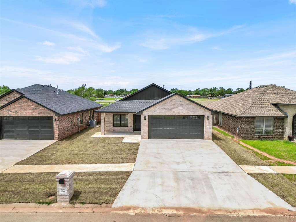 2105 Valley View, Weatherford, OK 73096 ranch-style house featuring a garage and a front lawn