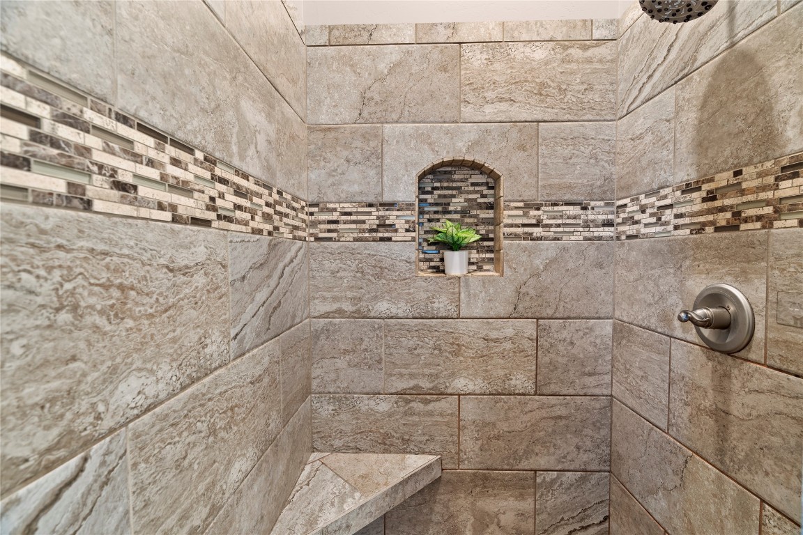 10821 NW 29TH Terrace, Yukon, OK 73099 bathroom with tiled shower