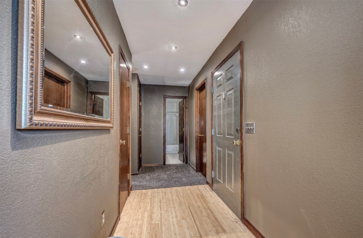 4400 Hemingway Drive, #242, Oklahoma City, OK 73118 hallway featuring carpet flooring