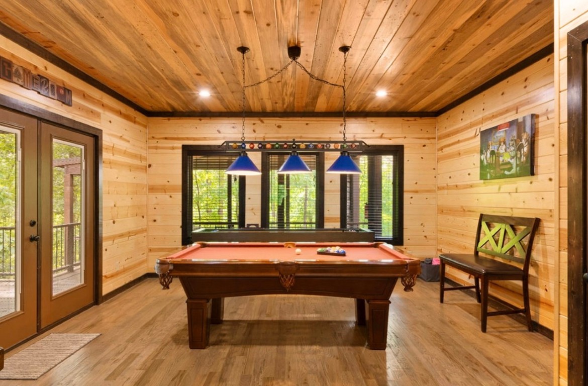 224 PINE FOREST Trail, Broken Bow, OK 74728 playroom featuring plenty of natural light, hardwood / wood-style floors, and billiards