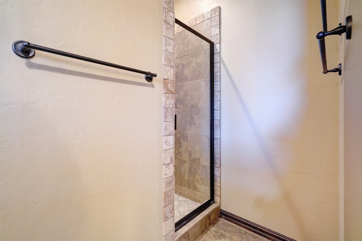 2833 Silvercliffe Drive, Edmond, OK 73012 bathroom featuring an enclosed shower