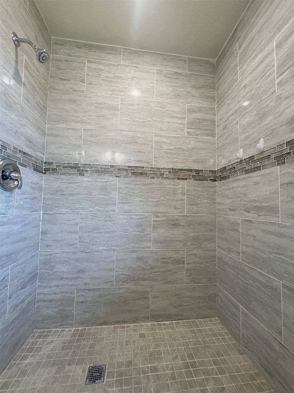 2721 Texoma Drive, Oklahoma City, OK 73119 bathroom with tiled shower