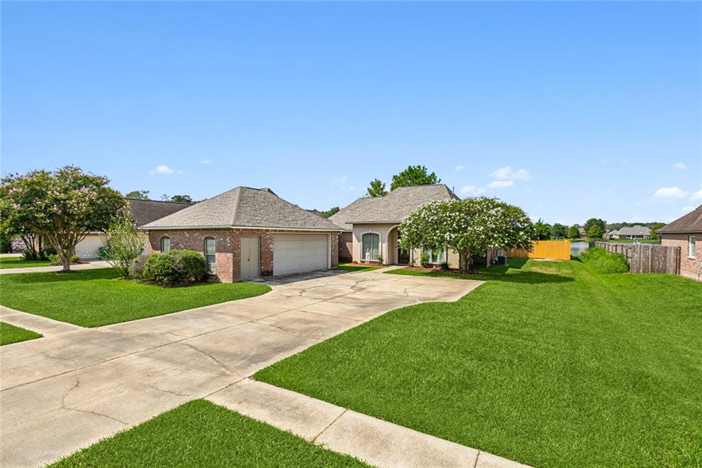 12423 Fawn Wood Drive, Walker, Louisiana image 1