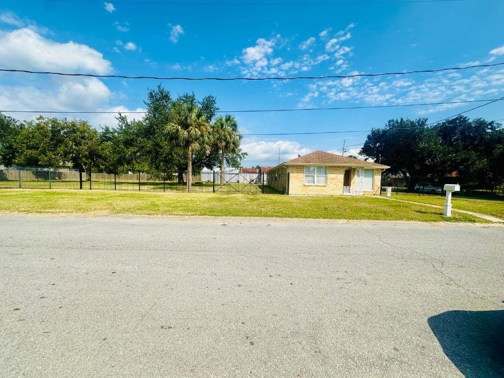 201 W Celestine Street, Chalmette, Louisiana image 3