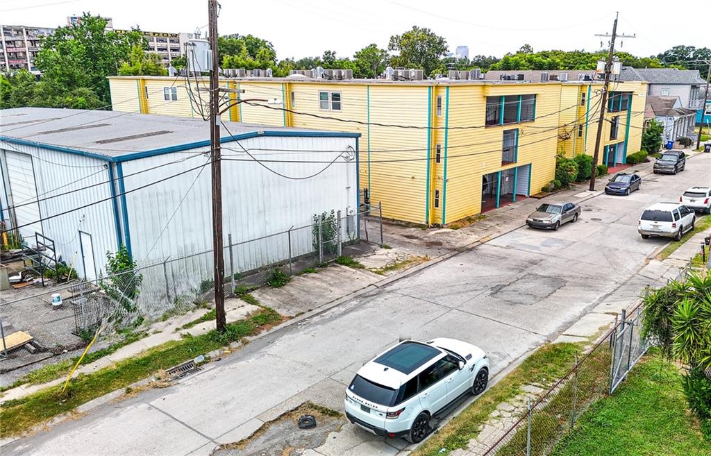 Warehouse + 2 apartment buildings of 3 floors each