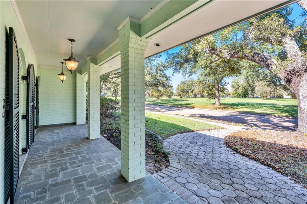 2248 Lake Oaks Parkway, New Orleans, Louisiana image 3