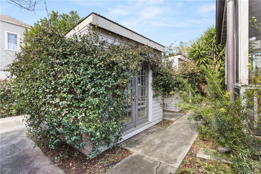 900 Delachaise Street