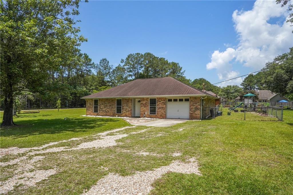 70247 Fuchsia Street, Abita Springs, Louisiana image 2