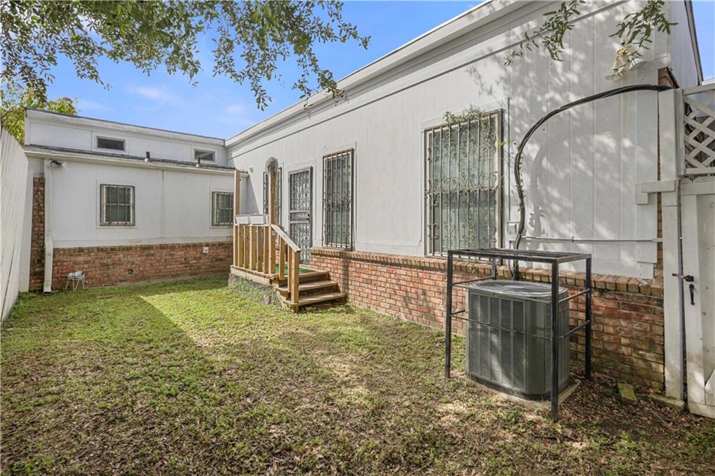 219 Warrington Drive, New Orleans, Louisiana image 9