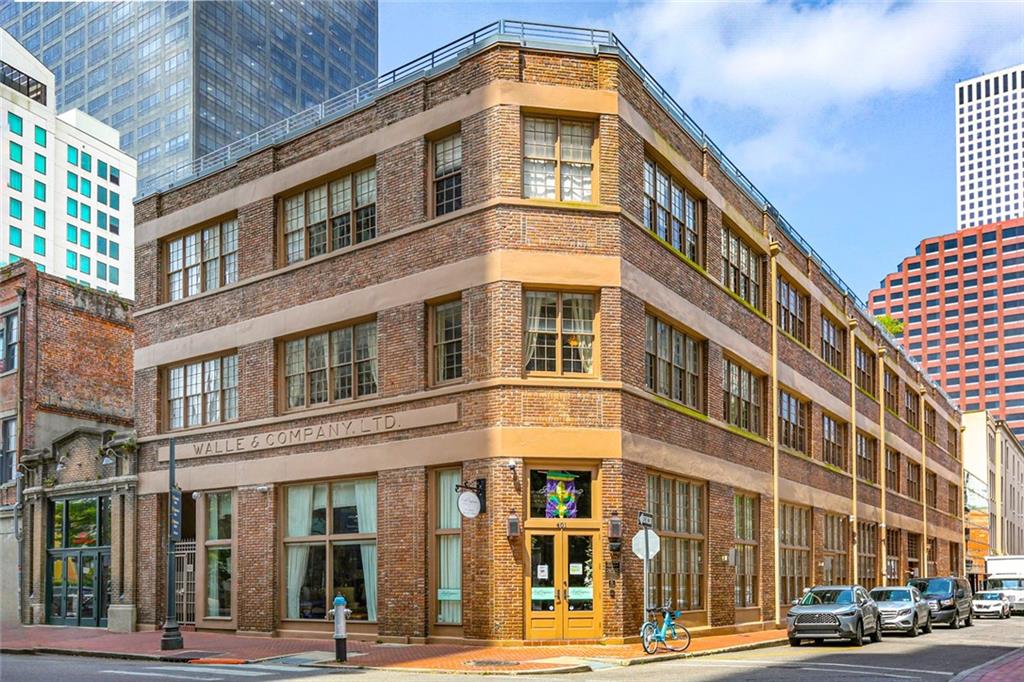 Classic Warehouse District corner condo on the Parade route with wall to wall windows. Open living space with concrete floors, exposed brick walls & high ceilings. Large primary bedroom with huge walk-in closet, sound insulation and double vanities. Nest a/c, built in entertainment center/bookshelves, remote camera monitoring, storage and roof top terrace.  Walking distance to Harrahs, River Walk, French Quarter, the  Superdome and more. Garage parking for 1 car.