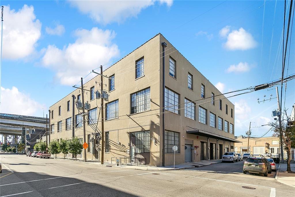 This LUXUUROUS, CONTEMPORARY, LENGSFIELD LOFT WITH SOARING HIGH CEILINGS, RADIATING WITH LOTS OF NATURAL SUNLIGHT INVITES YOU HOME OR AN OUTSTANDING SECOND HOME. Located in the heart of the New Orleans Warehouse District, walking distance to fine dining restaurants, restaurants, WWII Museum, the French Quarter, plus more and minutes away to Interstate 10. 3 BEDROOMS AND 2 BATHROOMS showcasing with the  Stunning architecture of the Warehouse District. Relax on the Lengsfield Loft's Rooftop DECK, to enjoy the incredible views of the City. OPEN CONCEPT Living, SPA STYLE Bathrooms, Stone countertops, SPACIOUS Bedrooms, Exquisite Flooring- Updated with sleek, white porcelain tile floors and scored concrete, enhancing the modern aesthetic of the loft. -Gourmet Kitchen: excellently designed for entertaining  and for culinary adventures sure to inspire your inner GOURMET CHEF boasting with modern finishes, including a striking marble and gold backsplash. IN UNIT LAUNDRY access through the 3rd Bedroom, could be your home office or exercise room is versatile to your needs. Remote controlled garage parking with an assigned parking spot.