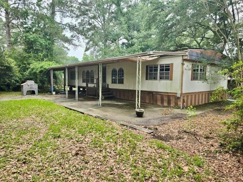 Calling all investors or handy men or women!  This mobile home sits on 4 lots in the Tammany Hills Subdivision which is right around the corner from down town Covington, shopping, schools and interstates.  Won't last long call today for your private showing.