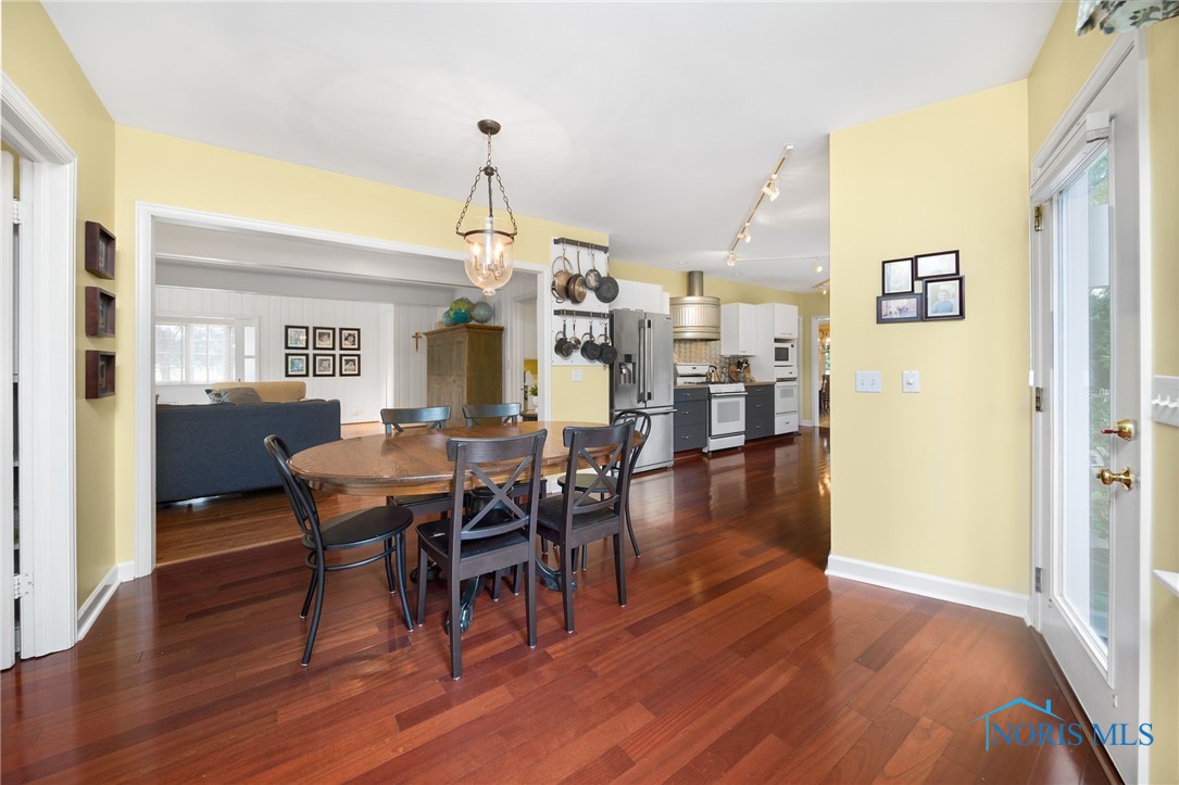 Eat-in kitchen adjoins family room