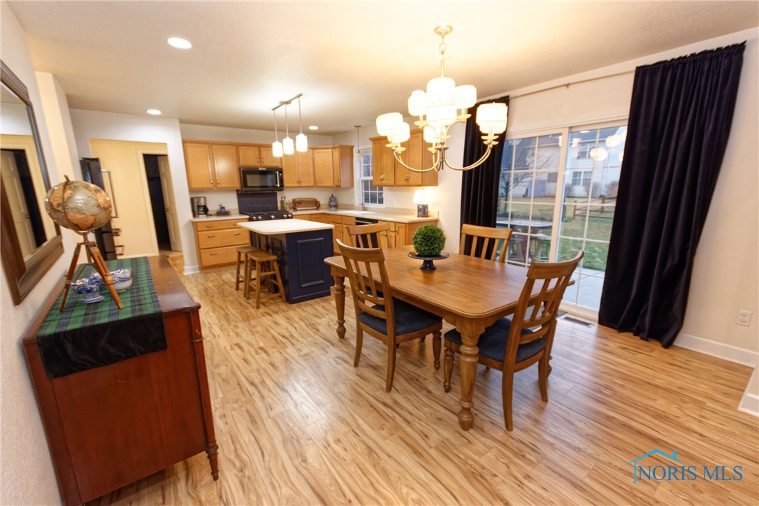 LARGE OPEN EAT-IN KITCHEN