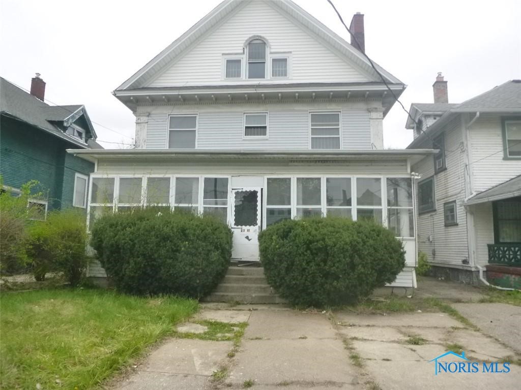 Great buy for this large home in the Old West End of Toledo. Home features enclosed front porch, wood floors in many rooms, decorative fireplaces. Home is near all services and public transportation.