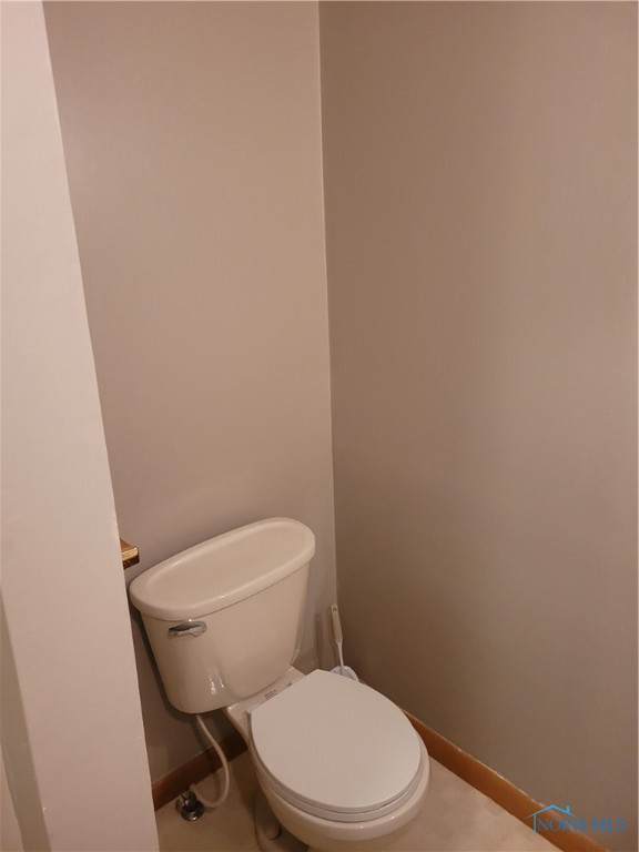 Lower unit. Bathroom