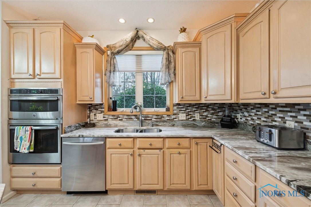 SOLID WOOD CABINETS WITH GRANITE COUNTERTOPS. STAINLESS STEEL BUILT IN  MICROWAVE, WALL OVEN AND DISHWASHER.