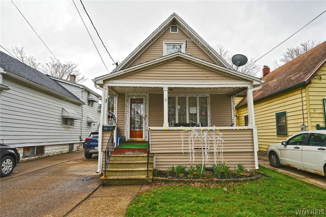 Well maintained single family home in North Tonawanda, features three bedrooms, a den, oversized kitchen and a large living room.  A private back yard, one car garage and a cute front porch to watch the world go by enhance this lovely property. Newer electrical service and hot water tank.