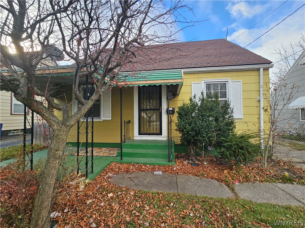Welcome to this vacant ,easy to see single family featuring 3 bedrooms, 1 full bathroom,living-didning combo,kitchen and a full basement with poured foundation.The property is being sold "as is",seller will do no repairs due to buyer's home/bank inspections.Offers will be entertained as they come in.