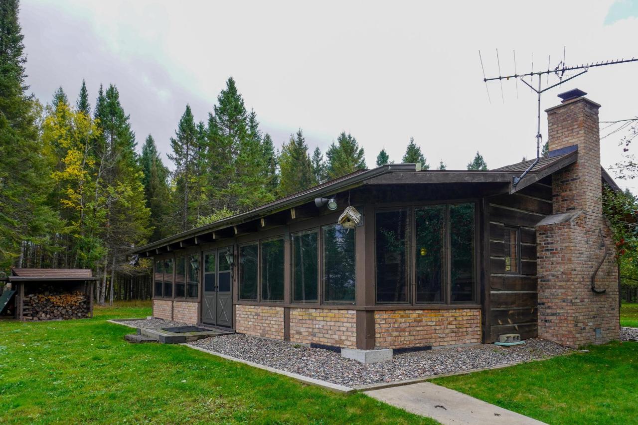 Undocumented Lake house picture