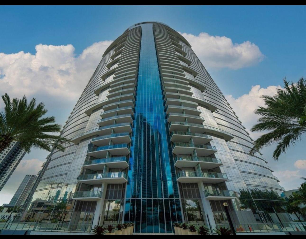 Apartamento à Venda em Miami, FL